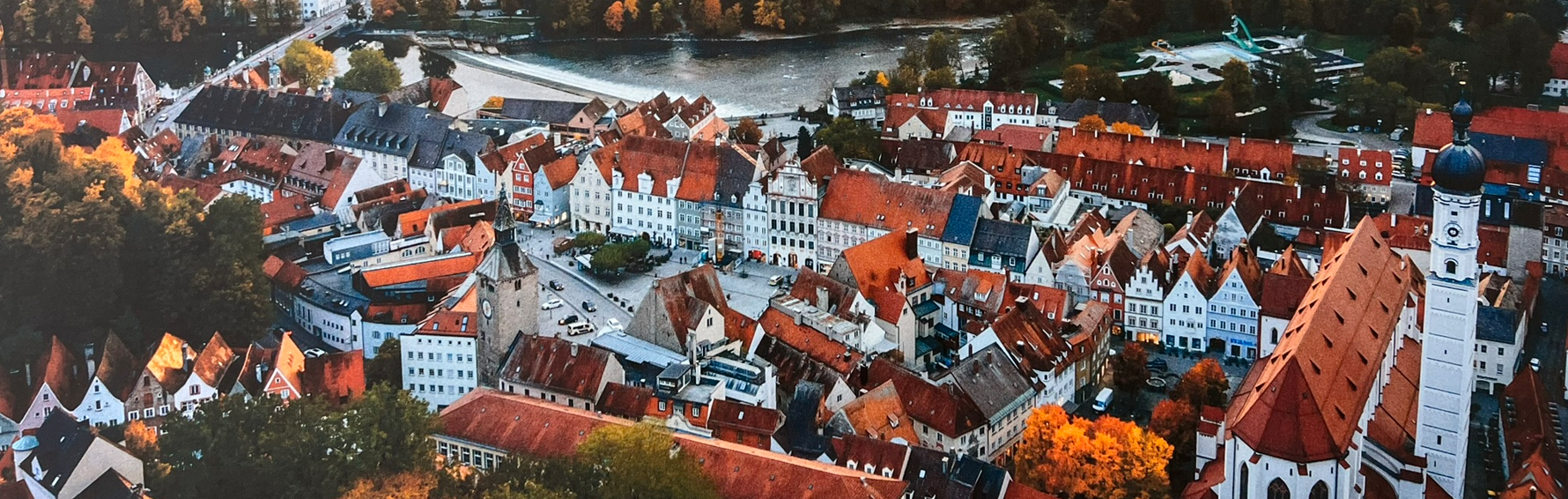 Ein Bild, das Baum, draußen, Haus, Gebäude enthält. Automatisch generierte Beschreibung